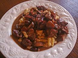 Wildschweingulasch Mit Pilzen Von Julmul Chefkoch Rezept Wildschweingulasch Schweine Gulasch Gulasch