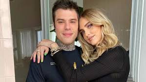 Bacio dolcissimo, ma il fortunato non è fedez. Tluk5dbzmikpxm