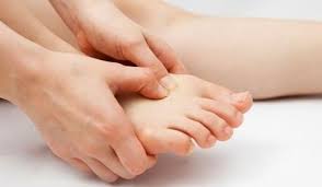 La principale douleur de ce type est la métatarsalgie, qui est une douleur d'appui sous les têtes métatarsiennes, qui se trouvent à l'avant du pied, au niveau du coussinet plantaire. Metatarsalgies Doctissimo