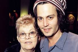 Applegate was op 31 oktober 1993 te gast in de nachtclub the viper room, destijds gedeeltelijk eigendom van johnny depp.toen ze na het bezoek aan de nachtclub weer buitenkwam, trof ze een door overmatig drugsgebruik ziek geworden en inmiddels ingestorte river phoenix aan, die kort daarvoor door zijn broer, zijn zus en zijn vriendin al uit de nachtclub begeleid was. Where Johnny Depp S First Wife Lori Anne Allison Is Now After Launching His Career Aktuelle Boulevard Nachrichten Und Fotogalerien Zu Stars Sternchen