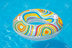 Tube De Ballon Rond Et Colore Gonflable Flottant Dans La Piscine Banque D Images Et Photos Libres De Droits Image 20989604