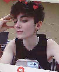 Androgynous haircuts are a liberating concept and have resonated well mainly with the lgbtqi+ it's become a classic among androgynous and tomboy community for its fresh and sharp. Ftm Haircuts Androgynous Hair Androgynous Haircut