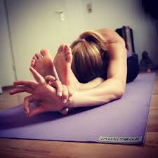 If your mat needs an occasional deep cleaning, that is fine, but you should be aware that as jade mats act like sponges, holding soap and water, you must be prepared to thoroughly rinse and dry your mat. Jade Yogamatte Yogashop 2021 Jetzt Gunstig Online Kaufen