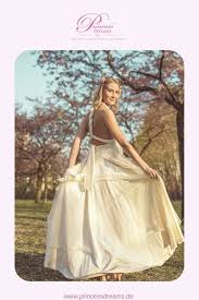 Halblange geraffte ärmel, die mit dezenten knopfdetails versehen sind. Wickelkleid Zu Handen Die Standesamtliche Trauung In Diesem Einfachen Brautkleid Von Go Jux Meinmodus Com Brautkleid Schlicht Brautkleid Standesamt Braut