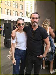 Phoenix and mara first met on the set of their 2013 film her, although they didn't become romantically involved until they reunited for the 2016 film mary magdalene. Rooney Mara Joaquin Phoenix Couple Up At All Vegan Food Music Fest Rooney Mara Joaquin Phoenix Vegan Mus Rooney Mara Joaquin Phoenix Rooney And Kate Mara