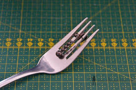 So Fadelst Du Zipper Fur Endlosreissverschlusse Mit Der Gabel Auf Endlosreissverschluss Reissverschluss Einfadeln Gabel