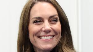 Kate Middleton is the perfect hostess in divine bow-adorned outfit