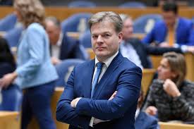 Kamerleden als pieter omtzigt en agnes mulder (cda) en helma lodders (vvd) moesten een krankzinnige hoeveelheid kamervragen stellen . Pieter Omtzigt Politiek Moet Weer Gaan Om Echte Problemen Niet Om Spoeddebatten Nrc