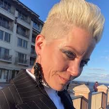 Amanda Hennessy's Instagram, Twitter & Facebook