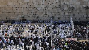 צלם נכבד!האם לא ידועה ההלכה שאסור להסתכל על הכהנים בשעה שהם מברכים את העם ברכת כהנים? 6 Kkn7z6sovuum