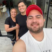 HOY LA FAMILIA CALDERA FUENMAYOR ESTÁ DE FIESTA, ESTÁ DE CUMPLE MI QUERIDO  Y ADORADO HIJO RINALDI DANIEL, QUE LA BENDICIÓN DE DIOS Y DE LA SANTÍSIMA  VIRGEN MARÍA LO ACOMPAÑÉN POR