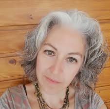 Conversamos con Joanna Mora, ilustradora chilena que recreó “Baba Yaga”,  cuento medieval que muestra a la mujer como la heroína de su propia historia