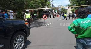 Bom bunuh diri meledak saat dua orang pelaku menggunakan sepeda motor berusaha masuk ke parkiran gereja. Qyqjqvyjqoo3sm