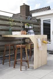 tijdens lange zomeravonden gezellig buiten borrelen aan een zelfgemaakte hoge bartafel het klinkt ons als muziek in de ore buitenkeuken tuin ideeen tafel tuin