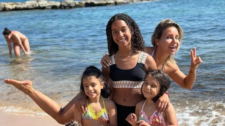 Quando dizem que não dá tempo…” – Luciana Abreu diverte-se com as filhas na  praia - SIC