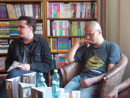 Poveste din ferentari spune povestea lui adi, un antropolog de 40 de ani, părăsit de curând de iubita lui, care se mută în ferentari pentru a documenta un doctorat despre manele. SoldaÅ£ii Poveste Din Ferentari Un Roman Inedit Lansat De Adrian Schiop Clujul Cultural