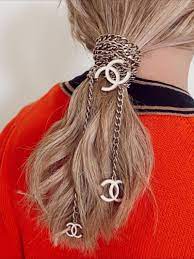 This Celeb Favorite Jewelry Brand Just Confirmed That Chunky Chains Are Having A Major Moment Hair Styles Celebrity Hair Stylist Ponytail Hairstyles Easy