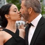 Mel Gibson a devenit tată pentru a noua oară: iubita sa, cu 35 de ani mai  tânără, a născut un băieţel