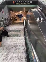 河南鄭州市暴雨成災，地鐵發生水浸事故，最少 12 人死亡， 5 人送院鄭州市自上周六 ( 17 日 ) 連續降下罕見大雨，導致地鐵站出現積水，引發災難. æ›å…‰å»£å·žæ°´æµ¸è¡— é»'åå–® ä½ ä½çš„å°å€ä¸­çŽäº†å—Ž å£¹è®€