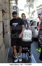 La mujer de mateo musacchio incendió las redes con una ducha hot. Milan Mateo Musacchio Y Familia En El Centro De Tiendas Mateo Musacchio De 27 Anos Defensor