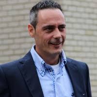 90+ perfiles de «Knippenberg»