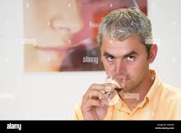 Eric Durand goûter un verre de vin. Domaine Eric et Joël Joël Durand,  l'Ardèche, Ardèche, France, Europe Photo Stock