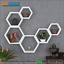 Model hiasan dinding ruang tamu modern ini tak hanya menampilkan kesan unik, namun juga membuat ruangan makin berkelas. 8 Hiasan Dinding Ideas Living Room Quotes Large Wall Decor Living Room Minimalist Wall Art