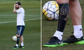 Lionel messi loves tattoos and he has always showed them. Lionel Messi Schockt Mit Fettem Waden Tattoo Fussball Heute At