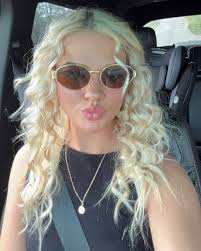 Frizzy hair is the vibe.🥳