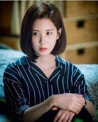 Berikut ini cara menatanya pertama ambil sedikit rambut di atas sisi sebelah kiri kepala anda, lalu pilin dan masukan ujung rambut pada lubang rambut. 45 Trend Model Rambut Pendek Sebahu Wanita 2020 Recommended