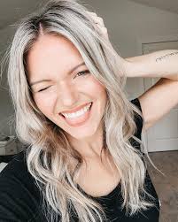 THE BLONDE IS BACK 💁🏼‍♀️ This goof got her hair done yesterday and is  feelin herself! Big thank you to Kerry @localhoneybeauty for always killing  it and listening to me talk for