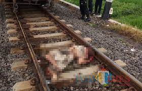 Gambar itu menunjukkan lelaki berkenaan memandu sebuah kereta berwarna hitam dengan kaki kirinya terjulur di luar tingkap. Menari Di Atas Rel Lelaki Tanpa Identitas Dihajar Kereta Api Penataran Malangtimes