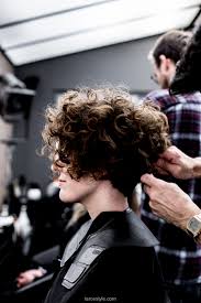 Coupe courte cheveux frisés naturellement | coupes courtes cheveux … épinglé sur hair style you can explore more about cheveux on this site. J Ai Ose La Coupe Courte Sur Cheveux Boucles Avec La Loge Laroxstyle