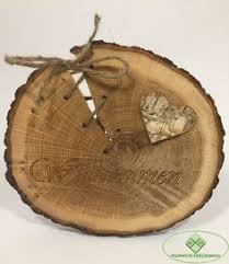 Baumscheiben Deko Artikel Wunderschone Produkte Aus Baumscheiben Baumscheiben Dekoration Und Schilder Jetzt Erhaltlich Baumscheiben Deko Holz Gravieren Kunst Baumscheiben