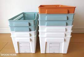 100均セリアの新商品 トリムバスケット の使い方や収納アイデア 活用法をブログでレポートします カラーはホワイト ブルー オレンジの3つで ワイドとスリムタイプを販売 前面のラベルシールがおしゃれなアイテムです 収納 アイデア 収納 キッチン用収納ラベル