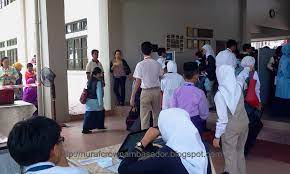 Puan suhaini merupakan setiausaha peperiksaan. Kolej Yayasan Saad Melaka