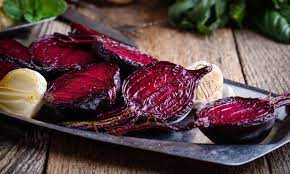Un ultimo consiglio, le chips di barbabietola rossa non sono gli unici stuzzichini che puoi fare, prova a seguire la stessa ricetta con zucchine, melanzane, carote e anche le patate, basta trovare il giusto equilibrio tra taglio sottile e cottura in forno. Barbabietola Rossa Ricette Gustose Da Provare In Casa