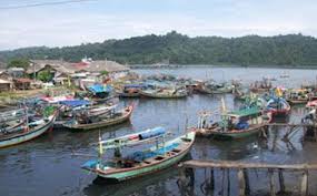 Dan apa saja momen langka, bisa melihat aktivitas langsiran kereta api pertamina di cilacap pelabuhan. Perahu Nelayan Blokir Jalur Kapal Minyak Pertamina Tribunnews Com Mobile