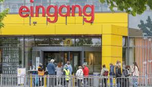 Marktleiterin Bitte Nicht Alle Samstag Kommen Kaum Warteschlangen Bei Der Ikea Wiedereroffnung In Gaste