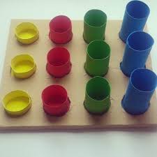 El nio tira la pelota y va a buscarla repetidas veces. Ideas Montessori De 2 A 3 Anos Montessori Low Cost Cucumama Creative Juegos Para Ninos 2anos Juegos Reciclados Para Ninos Actividades Montessori