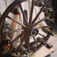 16 Magnificent Ways To Use Old Wagon Wheels In Your Garden The Art In Life Wagon Wheel Decor Wheel Decor Old Wagons