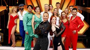 Nachdem die promis und profis das erste mal in gruppen getanzt haben, werden endlich die tanzpaare für den rest der. Let S Dance Archive Bbfun