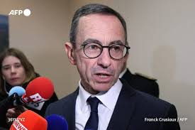 La France, en pleine crise avec Alger, prépare une liste de "plusieurs  centaines" de ressortissants algériens aux "profils dangereux" qu'elle  souhaite renvoyer dans leur pays, a annoncé lundi le ministre français de