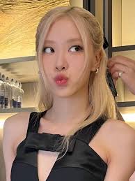 Rosé ~ 𝑷𝒂𝒓𝒌 𝑪𝒉𝒂𝒆𝒚𝒐𝒏𝒈 ❤️