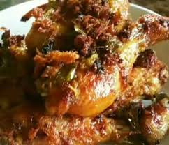 Sediakan bahan dan kisar bahan, kecuali kelapa parut. Ayam Goreng Berempah Serai