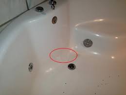 Es fällt ein kleines fläschchen oder irgendetwas anderes auf die oberfläche duschwanne und verursacht eine macke. Riss Im Whirlpool Reparieren Oder Was Reparatur Badewanne