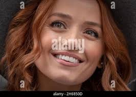 Cast of Disney produzione teatrale: “Frozen: The Musical”, tra cui  Stephanie McKeon(L) come Anna e Samantha abbaiano(R) come Elsa riunirsi a  Covent Garden Foto stock