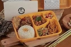 Contoh nasi box bukanlah makanan, melainkan bentuk kemasan yang memanfaatkan kertas karton sebagai pembungkusnya. Nasi Box Kekinian Sebagai Makanan Praktis Populer Timothy Blog