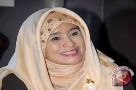 Neno warisman pecinta wanita cerdas. Neno Warisman (himmatunayat.org). Dari lubuk hati saya selalu berharap dan berdoa, Ya Allah lahirkan lebih banyak lagi ... - 20130420neno