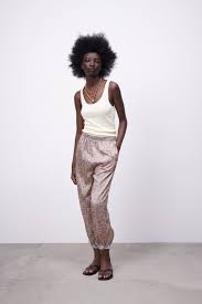Pantalon très fluide pour un été chaud!poches côtés, taille élastiquée pour plus de confortmatières préconisées: Pantalon Fluide Imprime Zara France